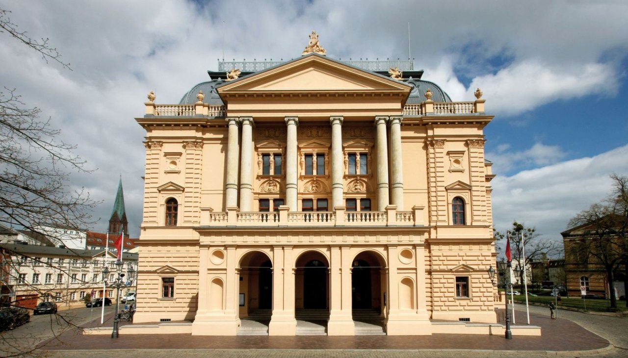 Uitzicht op het historische gebouw van het Mecklenburg Staatstheater in Mecklenburg-Schwerin., &copy; Mecklenburgisches Staatstheater