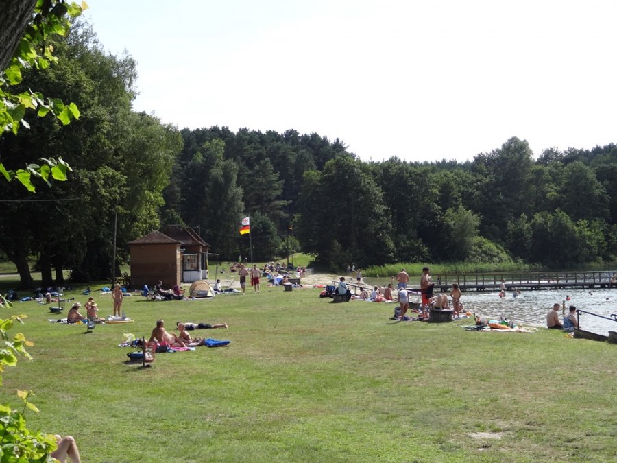 Liegewiese im Strandbad "Weißer See", © Mecklenburgische Kleinseenplatte Touristik GmbH