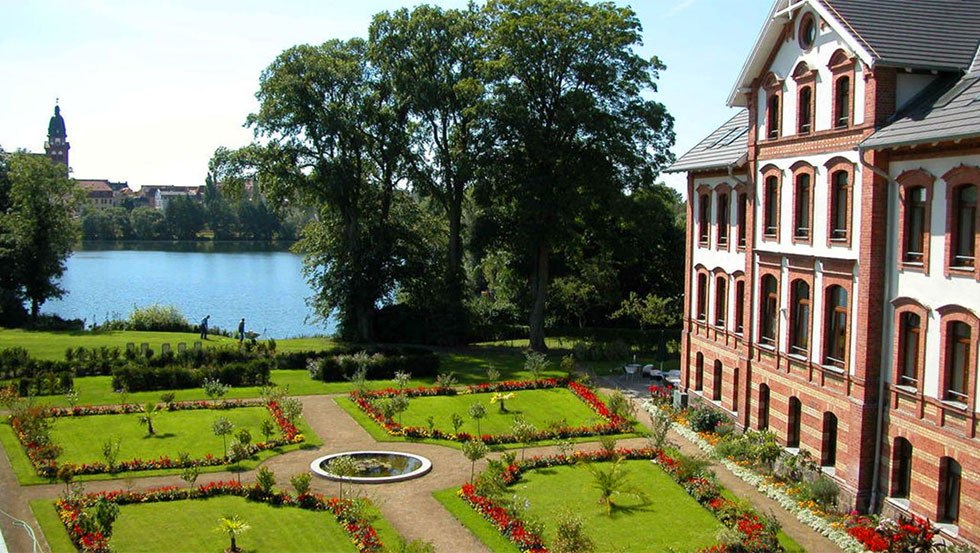 Das Hotel Am Tiefwarensee liegt in einer Parklandschaft und einem großen Schaugarten. // © Torsten Rassmann Das Hotel Am Tiefwarensee liegt in einer Parklandschaft und einem großen Schaugarten. // © Torsten Rassmann
