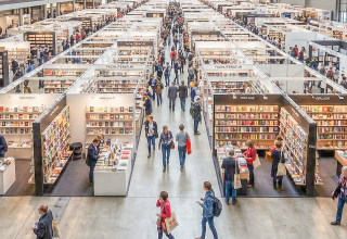 Sonntagskaffee & Buch · Bücherfrühling // © Generiert mit Adobe Firefly / Gemini Sonntagskaffee & Buch · Bücherfrühling // © Generiert mit Adobe Firefly / Gemini