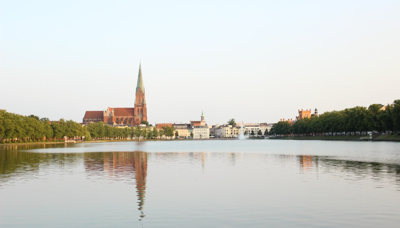 Der Dom vom Pfaffenteich aus gesehen, © Cornelia Böttcher, Touristinformation Schwerin Der Dom vom Pfaffenteich aus gesehen, © Cornelia Böttcher, Touristinformation Schwerin