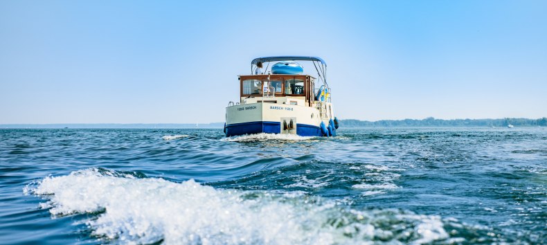 Tage- und wochenlang in Deutschlands Seenland unterwegs &ndash; die Gro&szlig;e Rundtour ist mit 570 Kilometern eine Strecke voller Kontraste. Auf der Tour durchstreifen Freizeitskipper mit dem Hausboot zwei Bundesl&auml;nder und drei Hauptst&auml;dte. Die Tour ist gr&ouml;&szlig;tenteils ohne Bootsf&uuml;hrerschein und am besten im Uhrzeigersinn befahrbar. // &copy; MV-T/G&auml;nsicke
