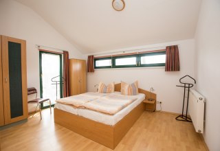 Schlafzimmer im Ferienhaus Waldschneise // &copy; Ferienkontor