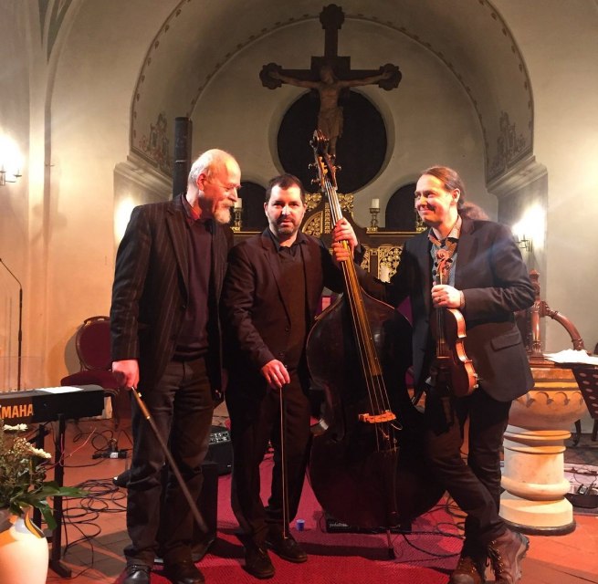 &copy; Tr&oslash;stesang