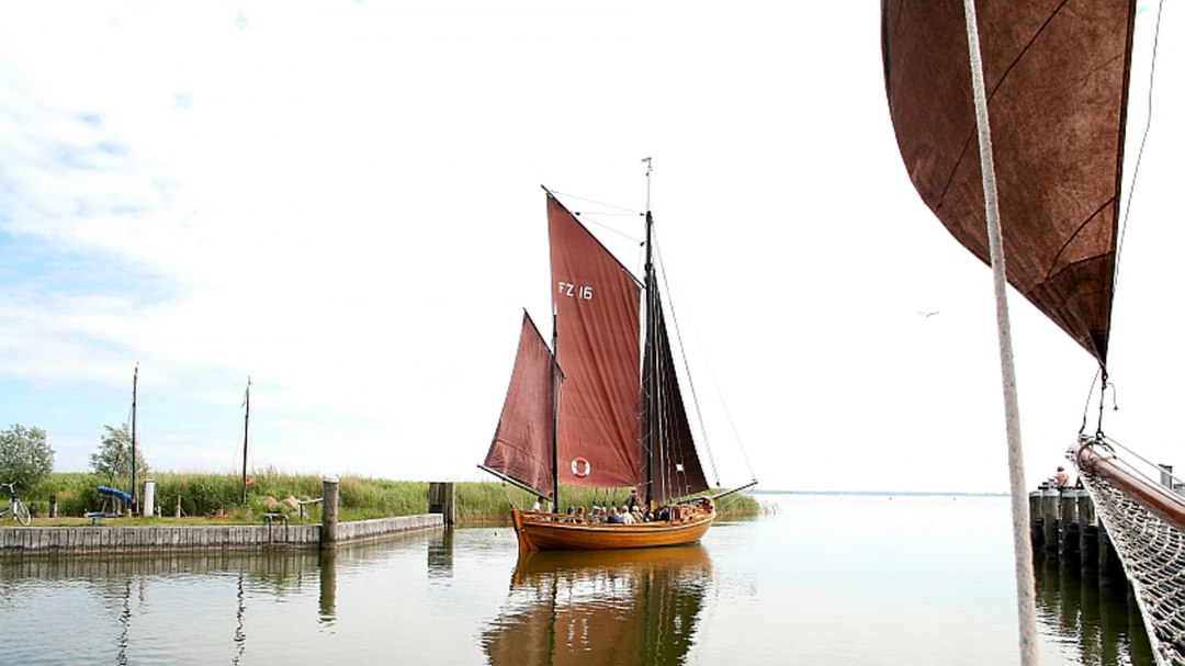 Zeesboot segeln auf dem Saaler Bodden ab Hafen Althagen, © Uwe Grünberg