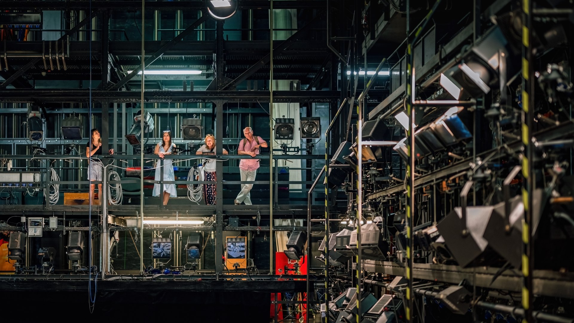 Het zicht op het podium van bovenaf tussen de spotlights, kabels en touwen // &copy; MV-T/Tiemann