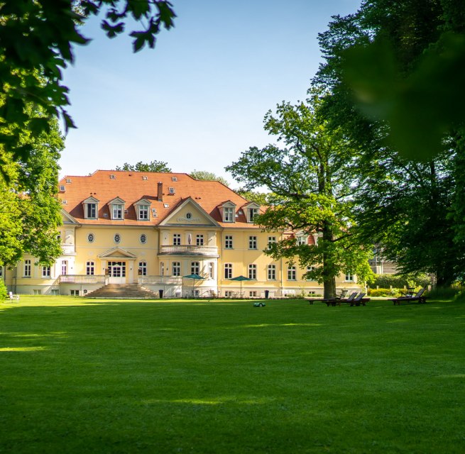Das Gutshaus mit seinem großzügigen gepflegten, ruhigen Gutspark-Gelände. // © Kloster Gut Saunstorf Das Gutshaus mit seinem großzügigen gepflegten, ruhigen Gutspark-Gelände. // © Kloster Gut Saunstorf
