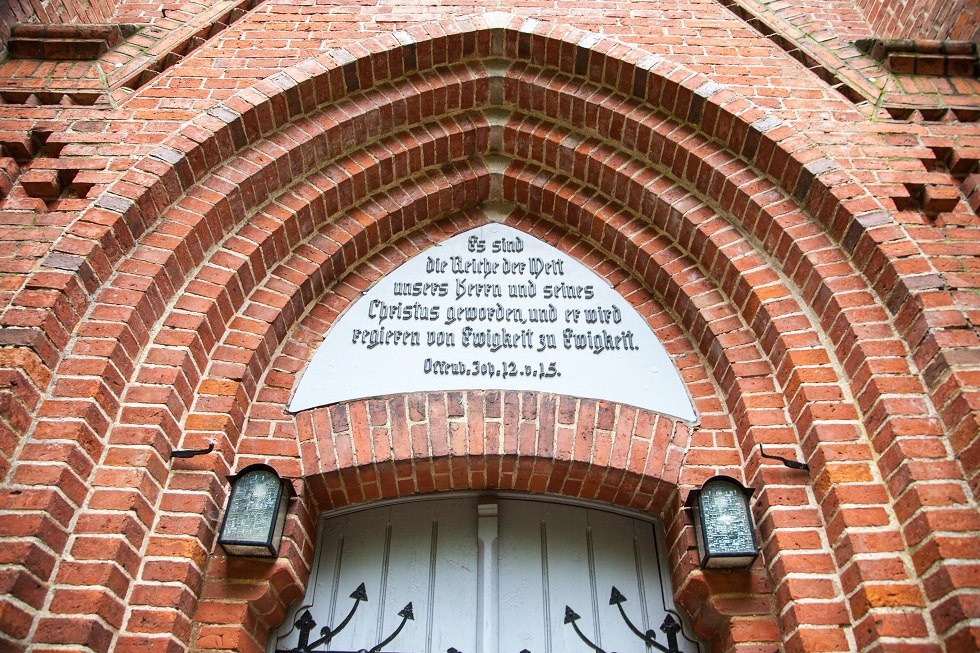 Eingangsportal mit Inschrift // © Frank Burger Eingangsportal mit Inschrift // © Frank Burger