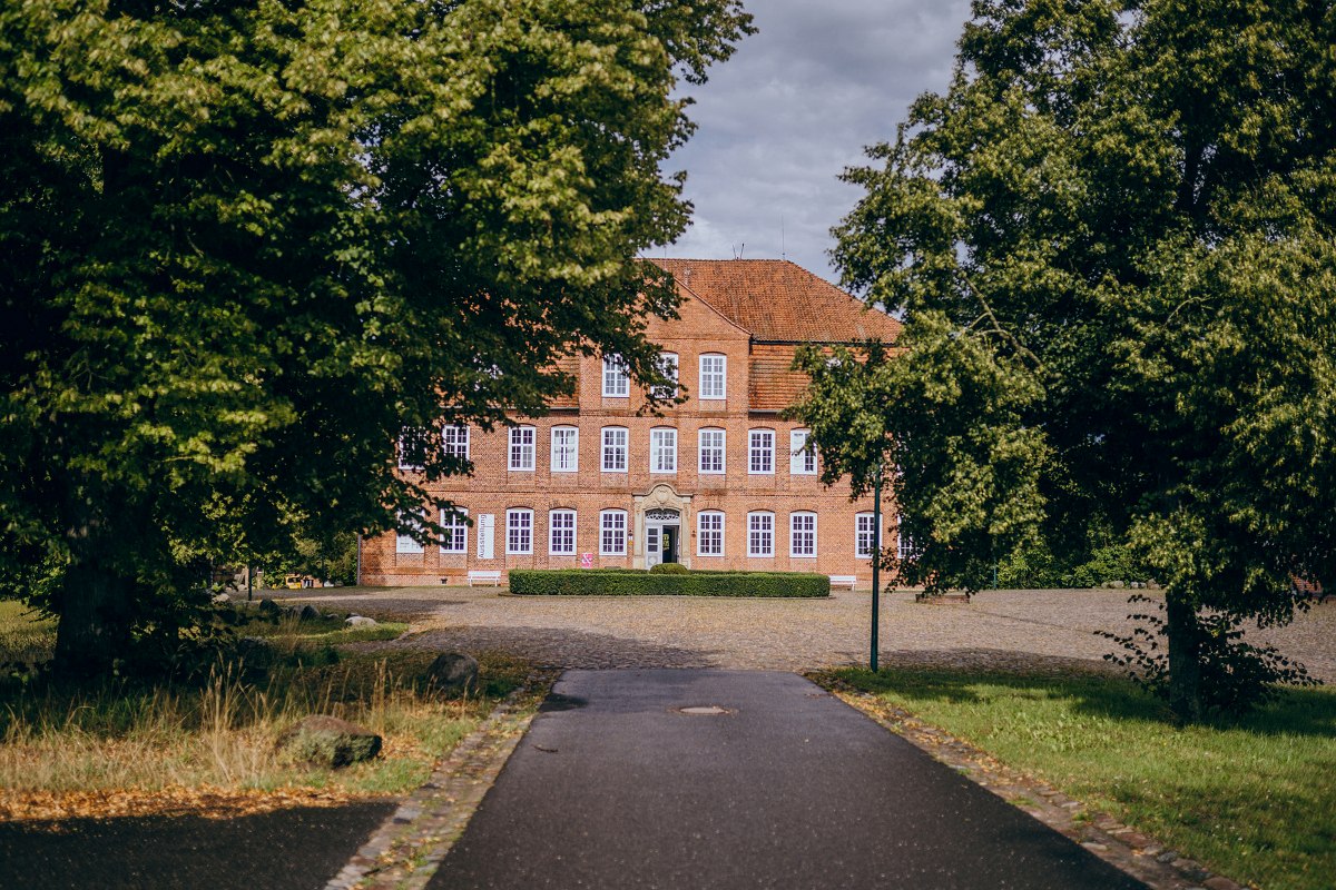 Buitenaanzicht van K&uuml;nstlerhaus Schloss Pl&uuml;schow // &copy; Schloss Pl&uuml;schow