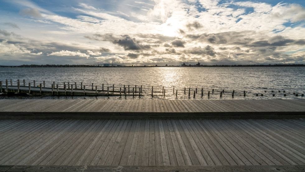 Baderampe in Altefähr mit Blick auf Stralsund // © Eigenbetrieb Hafen- und Tourismuswirtschaft Altefähr Baderampe in Altefähr mit Blick auf Stralsund // © Eigenbetrieb Hafen- und Tourismuswirtschaft Altefähr
