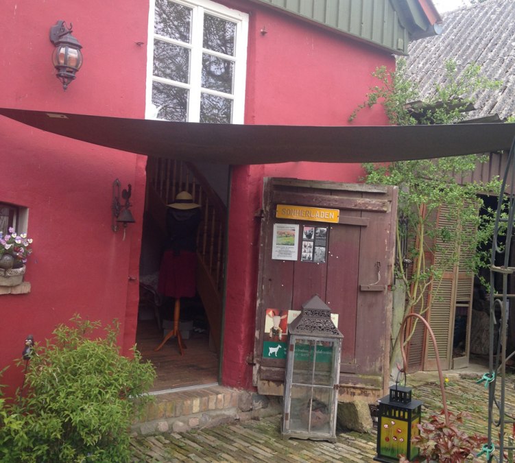 Das ochsenblutrote Mode- und Kunstatelier l&auml;dt ein., &copy; Silke Vo&szlig;