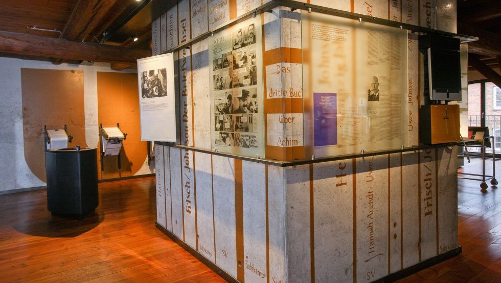 Ausstellung zum berühmten Schriftsteller Uwe Johnson, © Literaturhaus „Uwe Johnson“, Silke Winkler Ausstellung zum berühmten Schriftsteller Uwe Johnson, © Literaturhaus „Uwe Johnson“, Silke Winkler