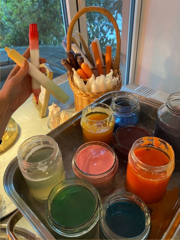 Werkeltisch mit Kerzen & Wachs, &copy; wertvoll