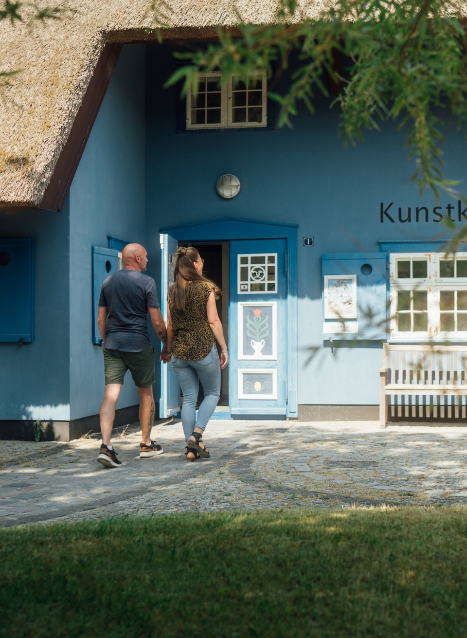 Ein paar besucht den Kunstkaten - eine Galerie in Ahrenshoop.