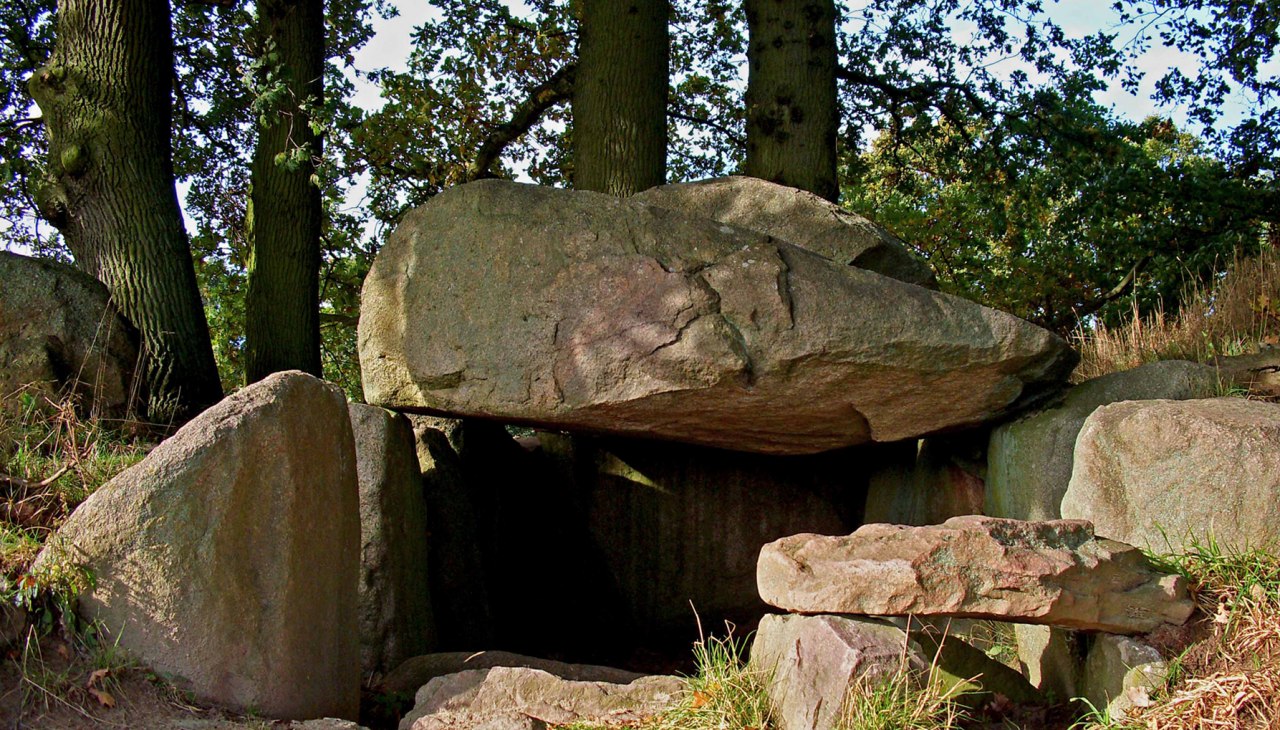 Beeindruckende Megalithgrabnekropole bei Lancken-Granitz, &copy; Arch&auml;o Tour R&uuml;gen