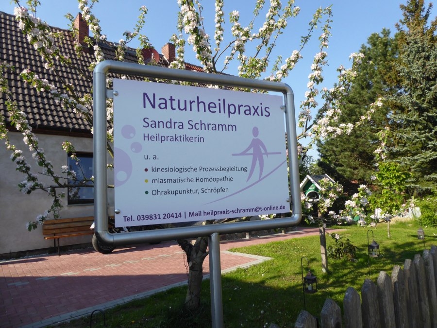 Dieses Schild weist Sie in Carwitz auf meine Praxis hin, © S. Schramm Dieses Schild weist Sie in Carwitz auf meine Praxis hin, © S. Schramm