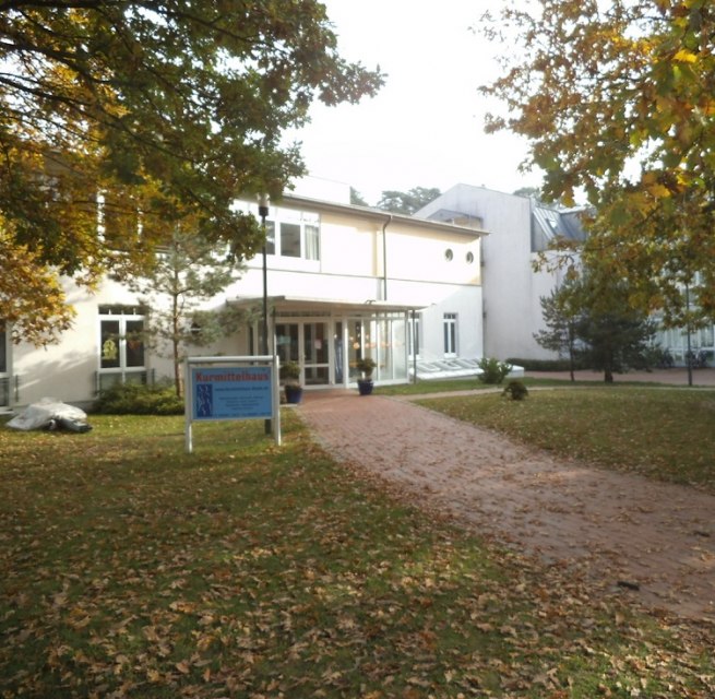 Kurmittelhaus im Ostseebad Baabe - Herbstansicht - // &copy; Tourismuszentrale R&uuml;gen