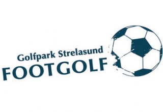 blau wei&szlig;er Fu&szlig;ball mit dem vorgeschaltetenden Schriftzuf Golfpark Strelasund Footgolf // &copy; Golfpark Strelasund