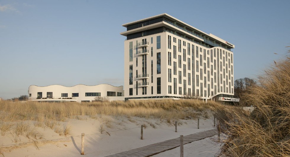 Außenansicht des a-ja Warnemünde. Das Resort. // © a-ja Resort Warnemünde Außenansicht des a-ja Warnemünde. Das Resort. // © a-ja Resort Warnemünde