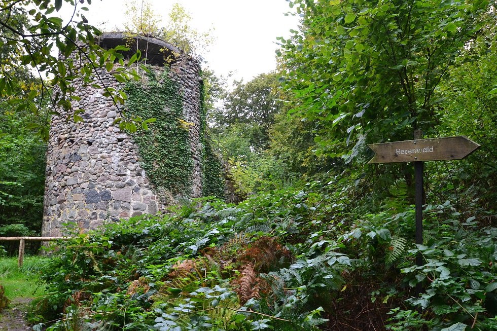 Malerische Ruine des Wasserturmes im Waldpark Semper. // © Tourismuszentrale Rügen Malerische Ruine des Wasserturmes im Waldpark Semper. // © Tourismuszentrale Rügen