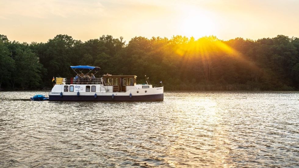 Mit dem Hausboot dem Sonnenuntergang auf der M&uuml;ritz entgegen // &copy; MV-T/G&auml;nsicke