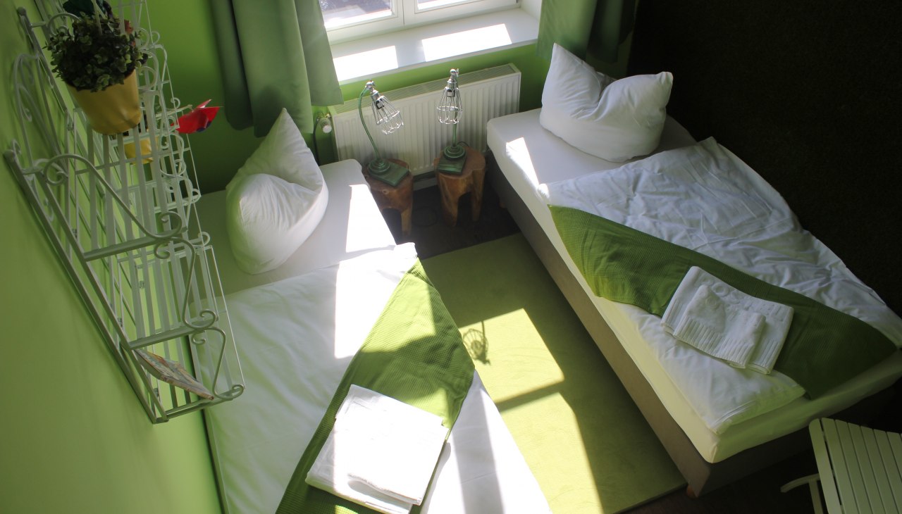 Zimmer "Manne" mit dem Thema Schrebergarten, &copy; Andreas Fack (Copyright Postel Usedom GmbH)