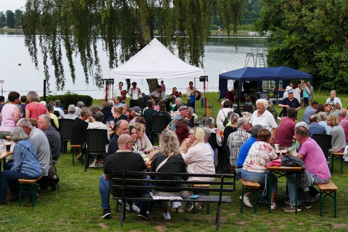 Atmosph&auml;re beim Irischen Abend in der Badeanstalt am J&ouml;rnberg 2023. // &copy; Kurt H&ouml;ffgen