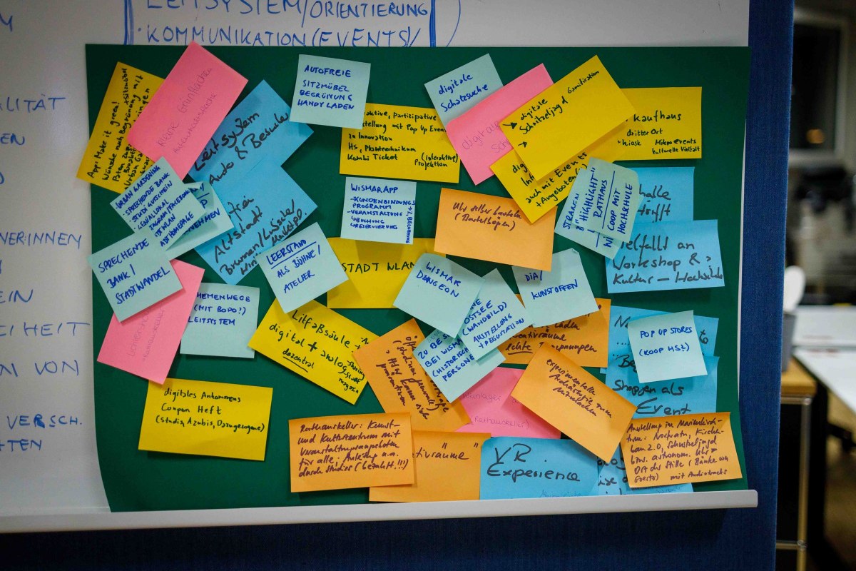 Metaplanwand mit Notizzetteln aus einem Workshop im InnovationPort Wismar // © InnovationPort Wismar Metaplanwand mit Notizzetteln aus einem Workshop im InnovationPort Wismar // © InnovationPort Wismar