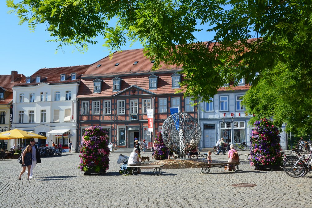 Kugel Brunnen, © Waren (Müritz)-Information Kugel Brunnen, © Waren (Müritz)-Information