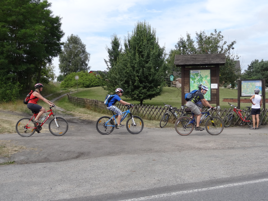 Radfahrer am Findlingsgarten Wesenberg, © Mecklenburgische Kleinseenplatte Touristik GmbH