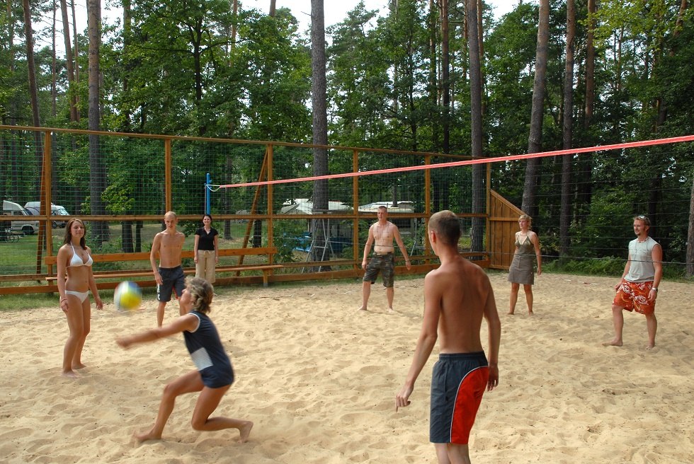 Mehr Action gefällig? Auf dem Beach-Volleyballfeld können Sie nach Lust und Laune Pritschen und Baggern., © Haveltourist Mehr Action gefällig? Auf dem Beach-Volleyballfeld können Sie nach Lust und Laune Pritschen und Baggern., © Haveltourist
