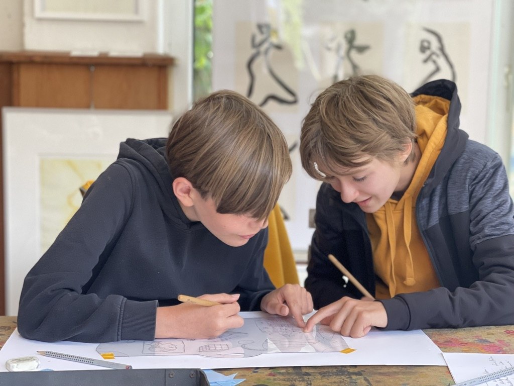 Zwei Kinder erarbeiten gemeinsam eine Kaltnadelradierung. // &copy; Ute Laux