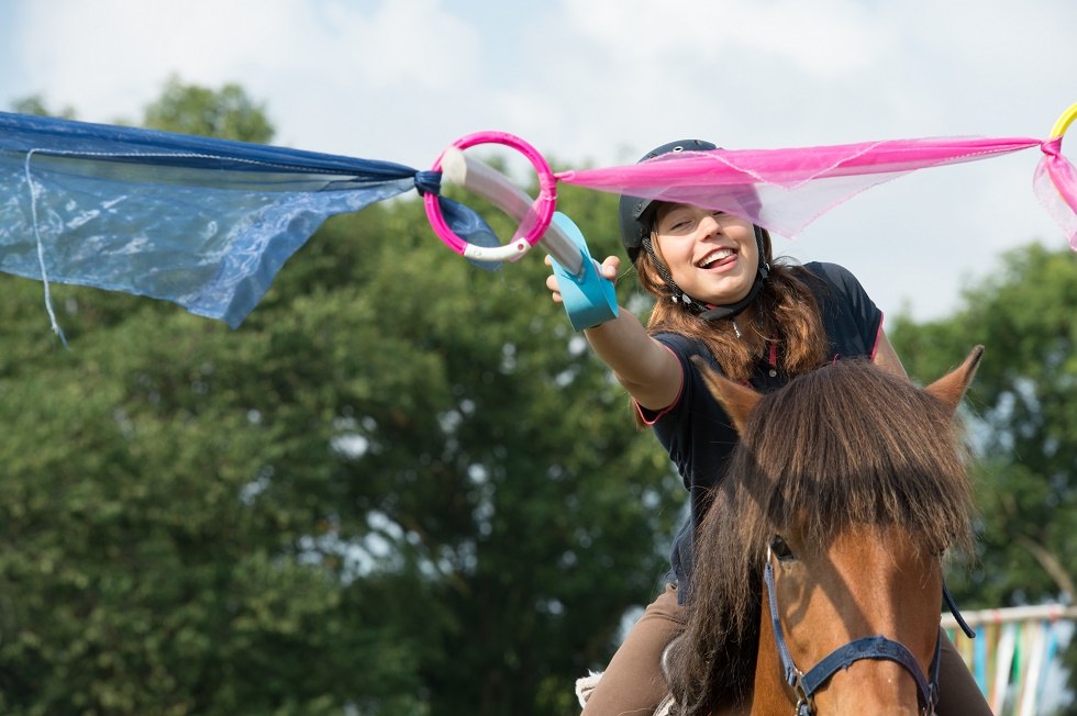 Reiten und Merr: Spielen mit und auf dem Pferd f&ouml;rdert die Geschicklichkeit, macht Spa&szlig; und sorgt f&uuml;r gute Laune. // &copy; MV-T/Hafemann