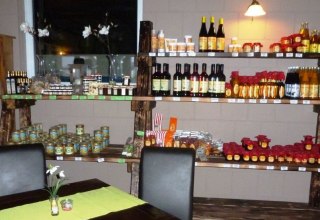 Zum Verkauf stehen regionale Produkte wie Eier, Obst und Gemüse sowie Sanddornprodukte bereit, © TMV/Trampnau Zum Verkauf stehen regionale Produkte wie Eier, Obst und Gemüse sowie Sanddornprodukte bereit, © TMV/Trampnau