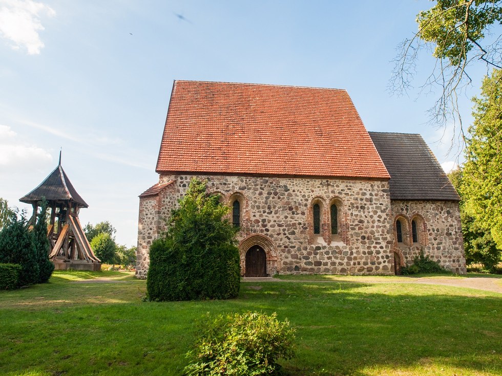 Dorfkirche Thelkow mit Glockenturm // &copy; Frank Burger