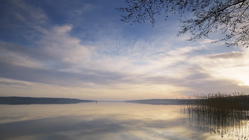 Die Natur atmet Stille am Tollensesee - Teil des Bildbandes (Seite 32/33), © TMV/Grundner Die Natur atmet Stille am Tollensesee - Teil des Bildbandes (Seite 32/33), © TMV/Grundner