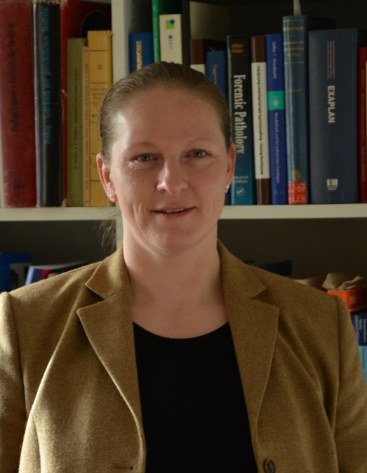 Prof. Dr. med. Johann Preuss-Wössner, Leiterin des Instituts für Rechtsmedizin des UKSH, © Johanna Preuss-Wössner Prof. Dr. med. Johann Preuss-Wössner, Leiterin des Instituts für Rechtsmedizin des UKSH, © Johanna Preuss-Wössner