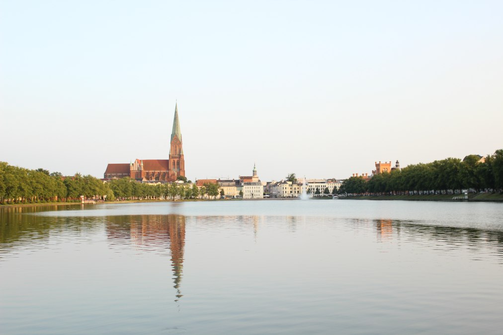 Der Dom vom Pfaffenteich aus gesehen, © Cornelia Böttcher, Touristinformation Schwerin Der Dom vom Pfaffenteich aus gesehen, © Cornelia Böttcher, Touristinformation Schwerin