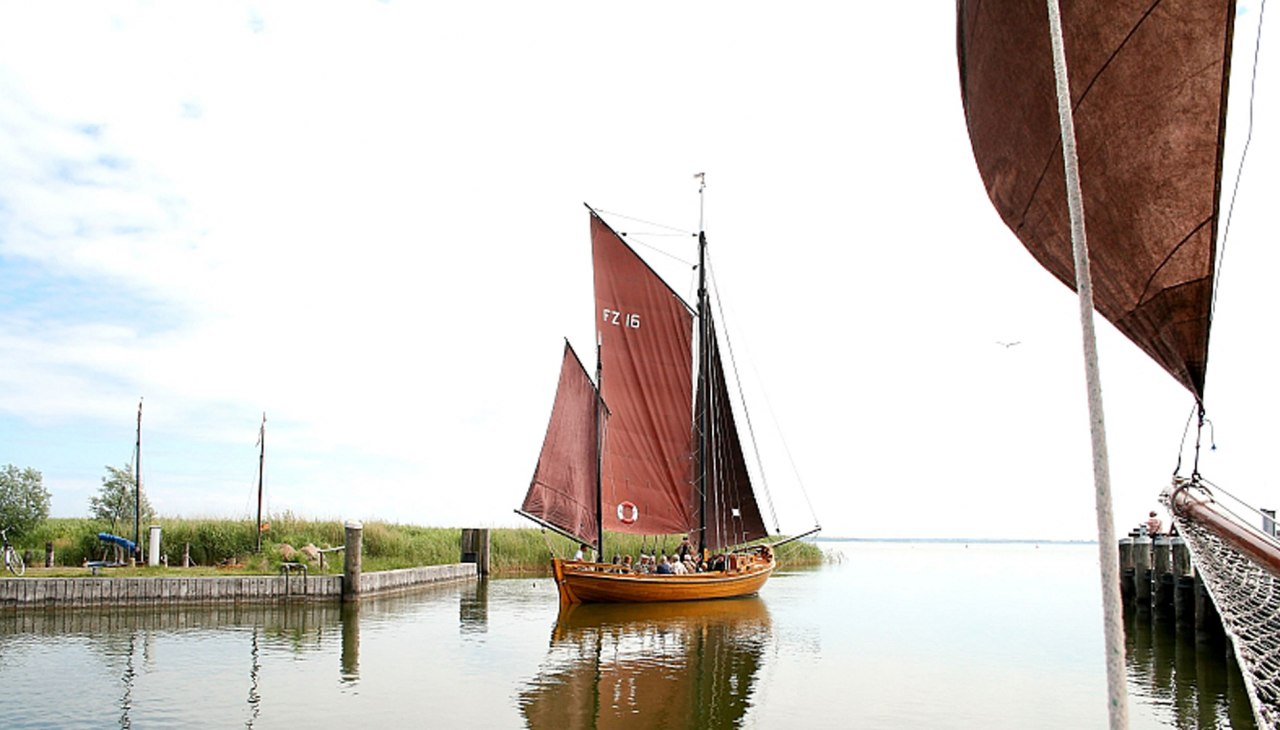 Zeesboot segeln auf dem Saaler Bodden ab Hafen Althagen, © Uwe Grünberg Zeesboot segeln auf dem Saaler Bodden ab Hafen Althagen, © Uwe Grünberg