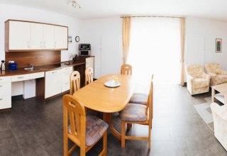 Die unterfahrbare K&uuml;chenzeile kann gut von Menschen mit Rollstuhl genutzt werden., &copy; S. Dr&ouml;se/Patrick Lipke