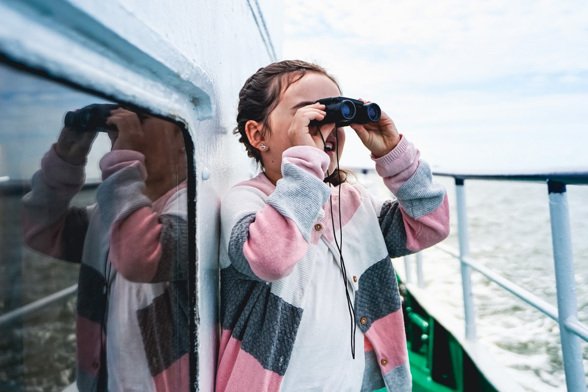 M&auml;dchen mit Fernglas an Board der MS Seeadler // &copy; Apollo GmbH Fahrgastreederei