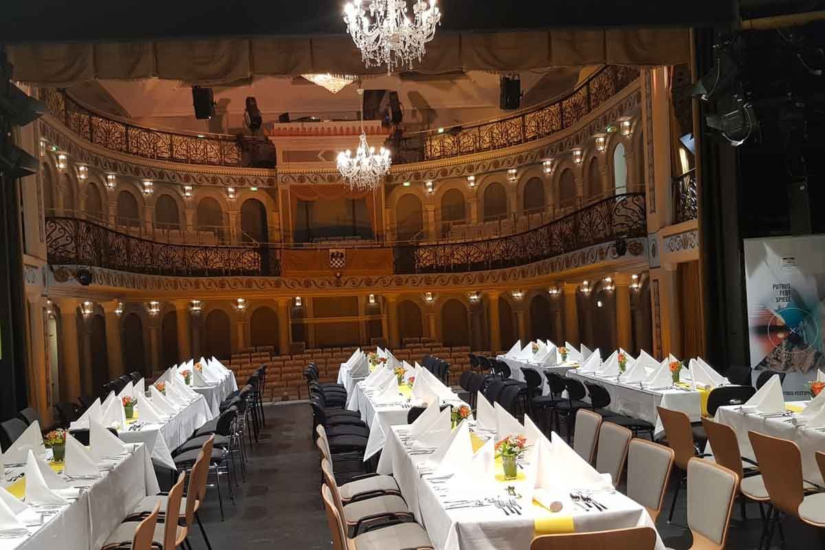Musikalisches DinnerSie sitzen auf der B&uuml;hne und genie&szlig;en den Blick in unseren wundersch&ouml;nen Saal.Die Festivalmusiker werden hautnah und exklusiv von den verschiedensten Pl&auml;tzen des Theaters aus zu erleben sein, &copy; Foto: Klaus M&ouml;bus