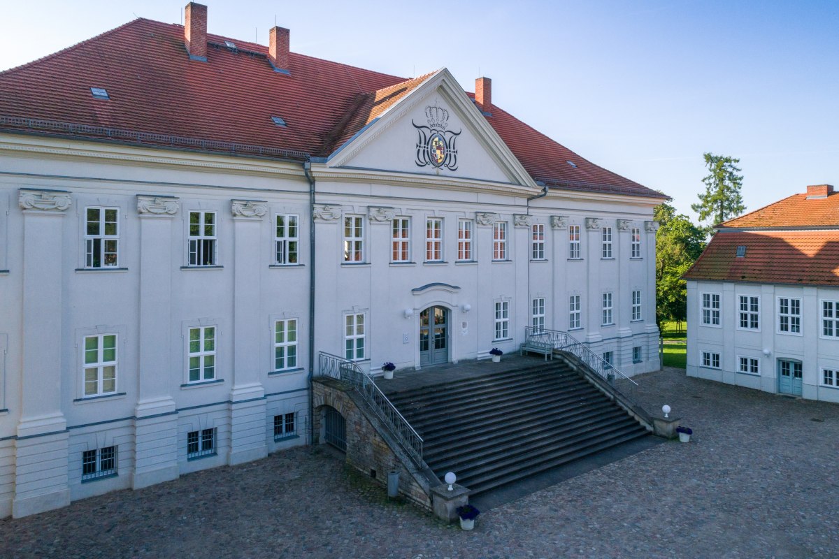 Buitenaanzicht van kasteel Hohenzieritz // &copy; SSGK MV / Funkhaus Creative