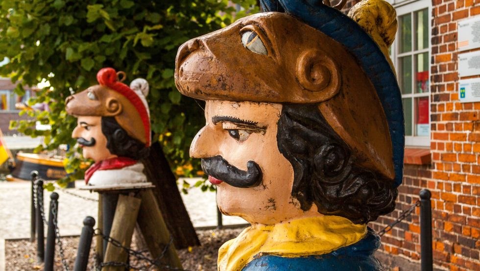 Schwedenköpfe vor dem Baumhaus // © TZ Wismar, A. Rudolph Schwedenköpfe vor dem Baumhaus // © TZ Wismar, A. Rudolph