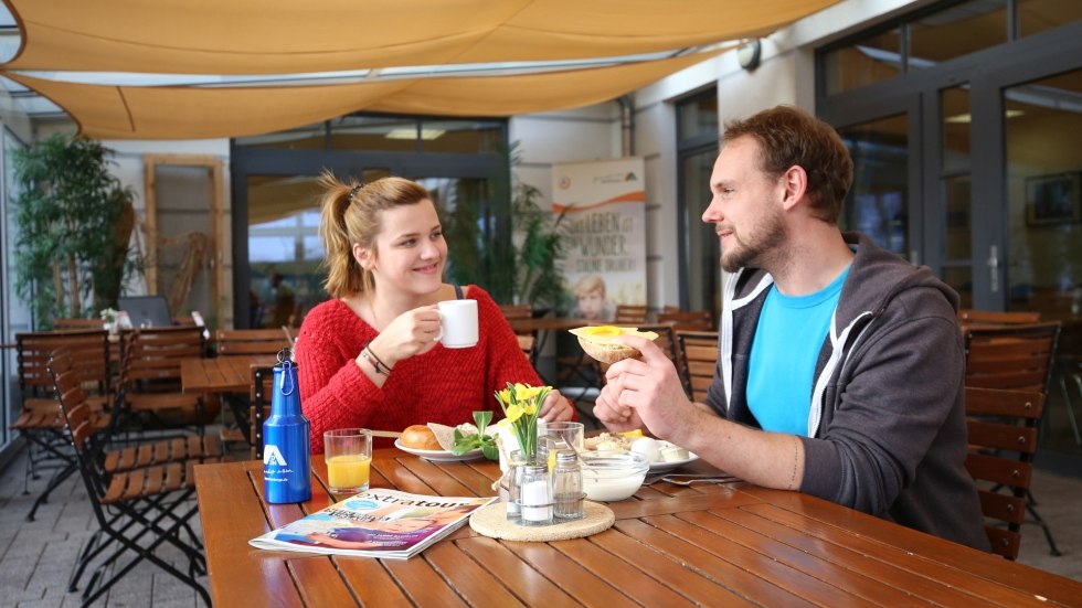 Gemütlich frühstücken in unserem Wintergarten, © DJH MV / Danny Gohlke Gemütlich frühstücken in unserem Wintergarten, © DJH MV / Danny Gohlke