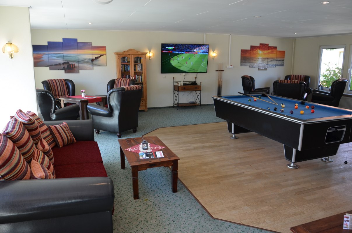 Clubraum mit Mini-Bibliothek, Billiard und Sky // © Hotel & Restaurant Pommerscher Hof Clubraum mit Mini-Bibliothek, Billiard und Sky // © Hotel & Restaurant Pommerscher Hof