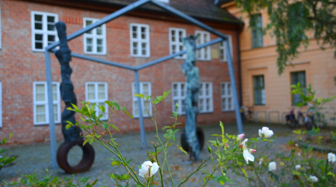 Kunstwerk im Innenhof, © Kunstwerk im Hof des Schleswig-Holstein Haus Kunstwerk im Innenhof, © Kunstwerk im Hof des Schleswig-Holstein Haus