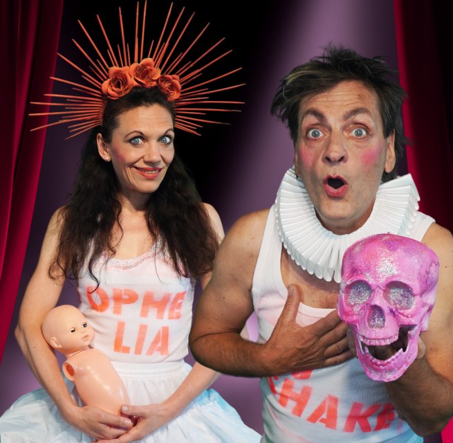 Die Schauspieler blicken in die Kamera und halten einen pinken Totensch&auml;del. // &copy; Theater Phoebus
