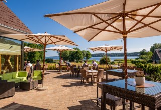 Terrasse mit Sicht auf den Plauer See // &copy; BEECH Resort Plauer See