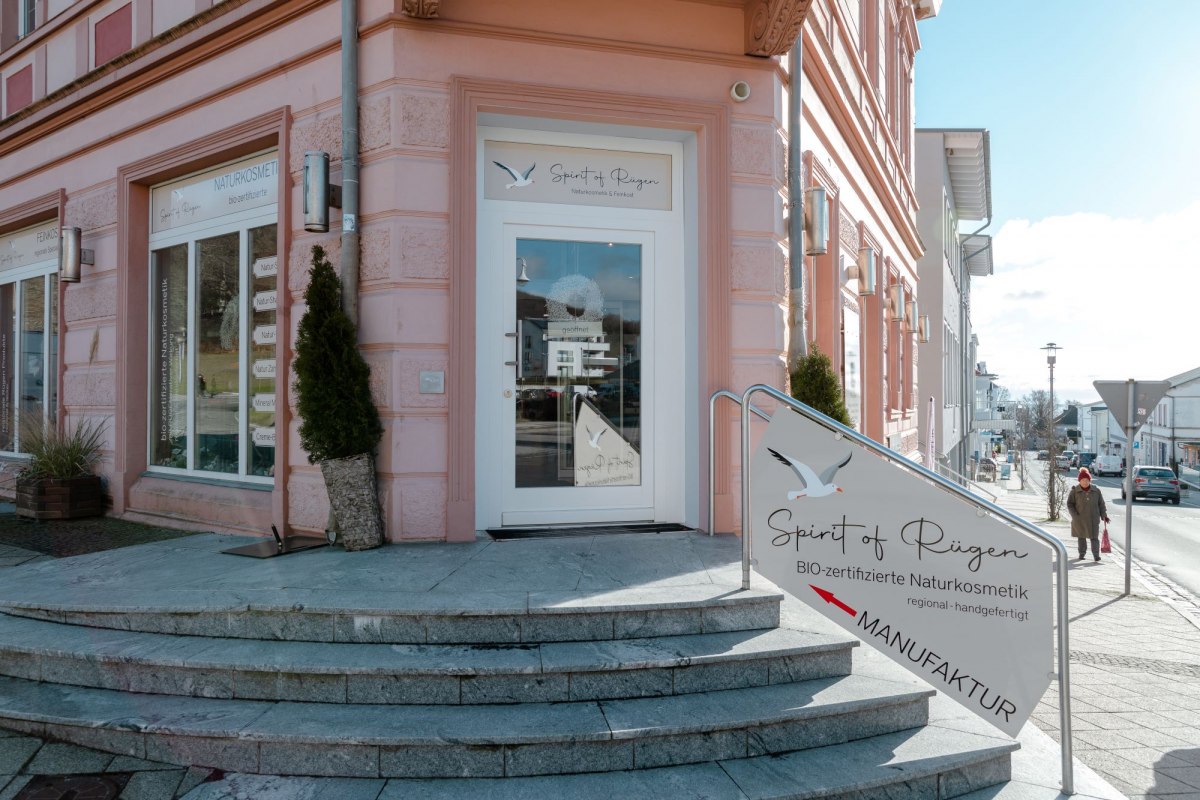 Eingang Ecke Hauptstra&szlig;e -Hafenstra&szlig;e // &copy; Spirit of R&uuml;gen GmbH